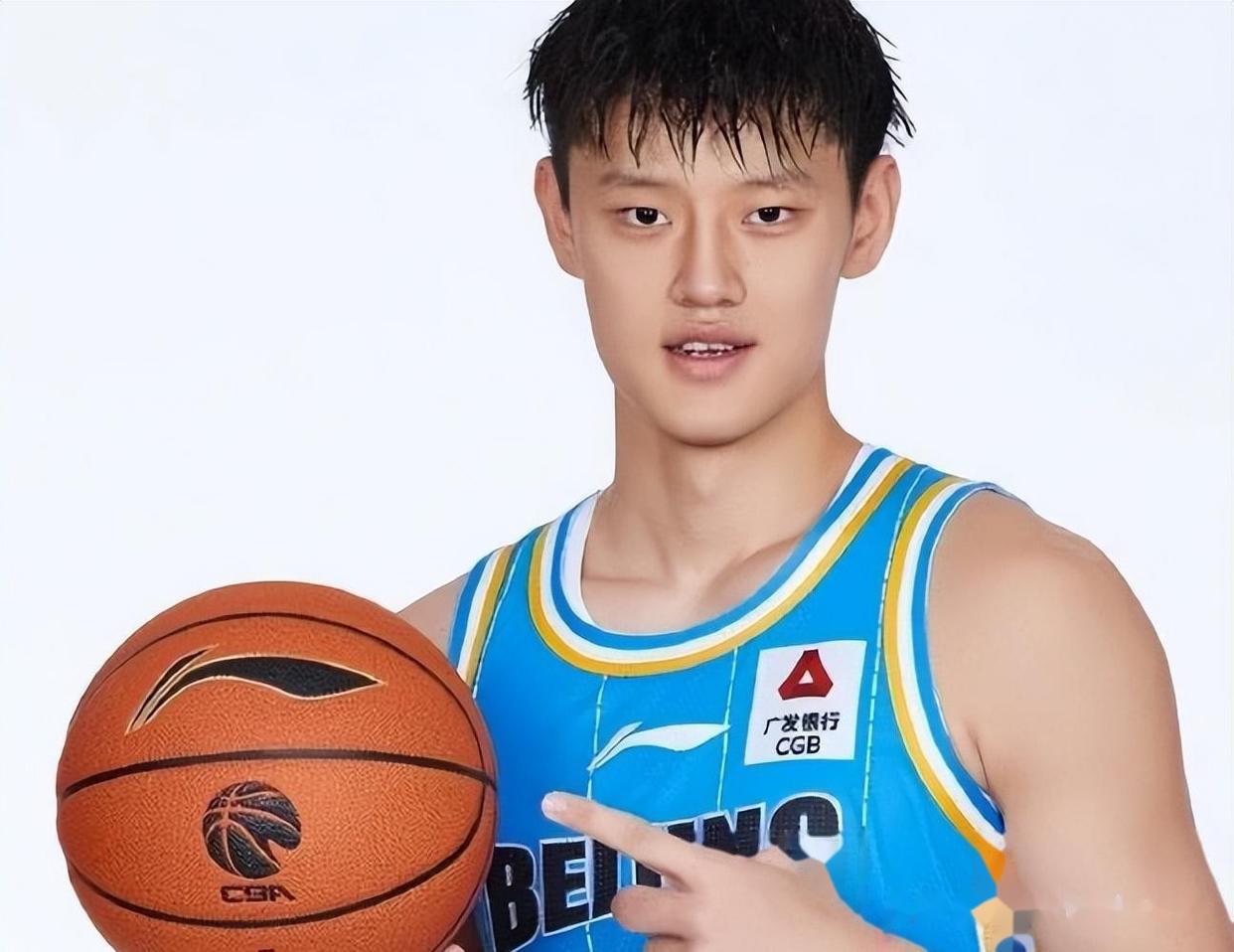 上海男篮年轻球员崭露头角，未来可期的简单介绍