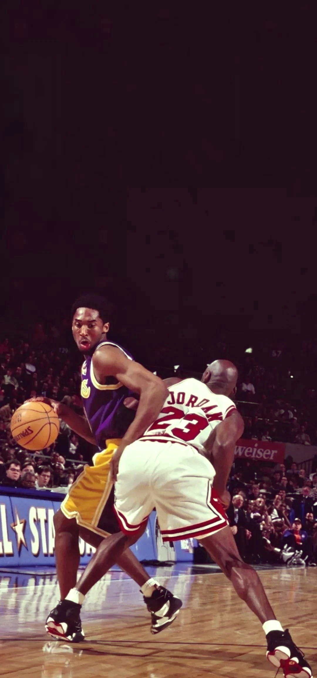 NBA历史巨星现身球场，深情挥手致谢