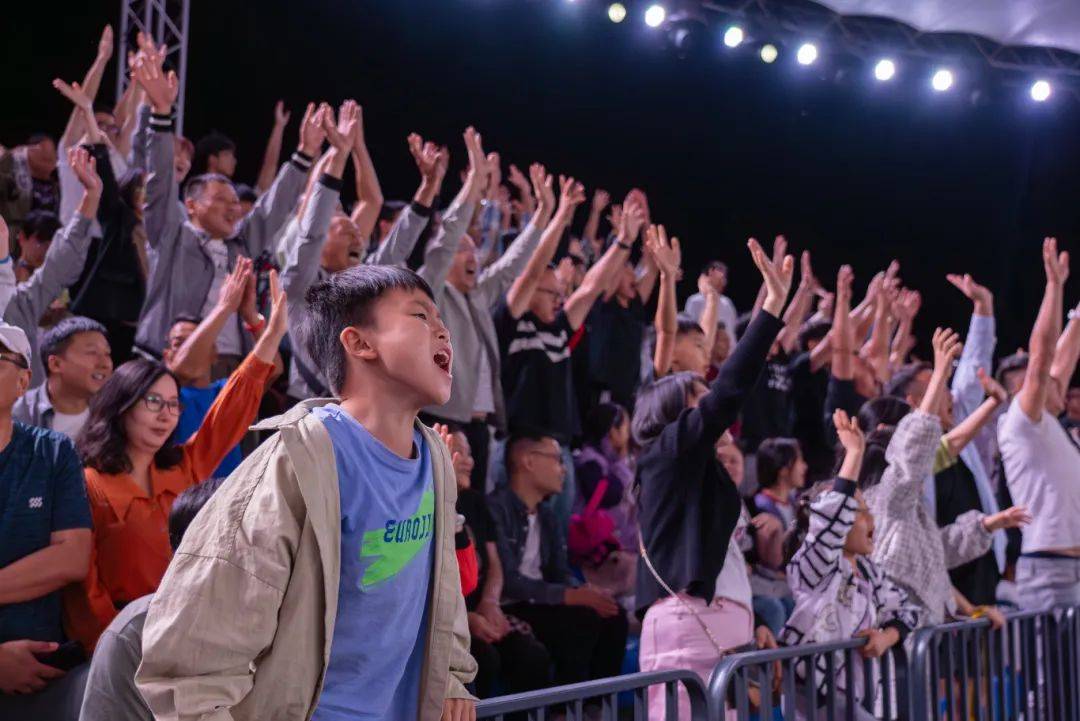 包含精彩瞬间引爆现场气氛球迷热情高涨的词条