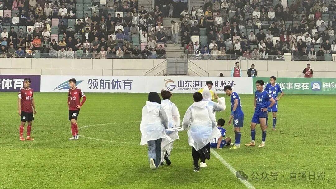 轮番上阵，球员奋力拼搏争夺胜利的简单介绍