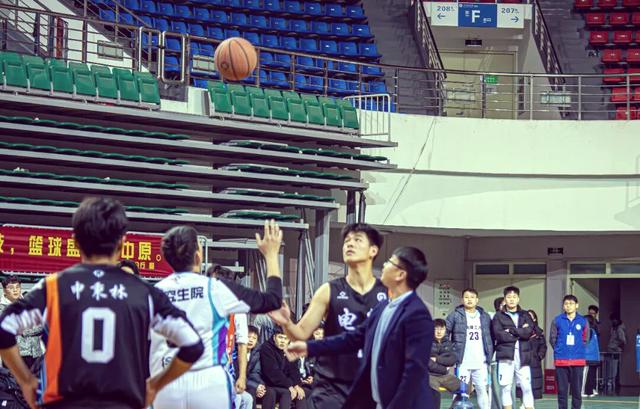 场上对决如火如荼，运动员们展现青春风采